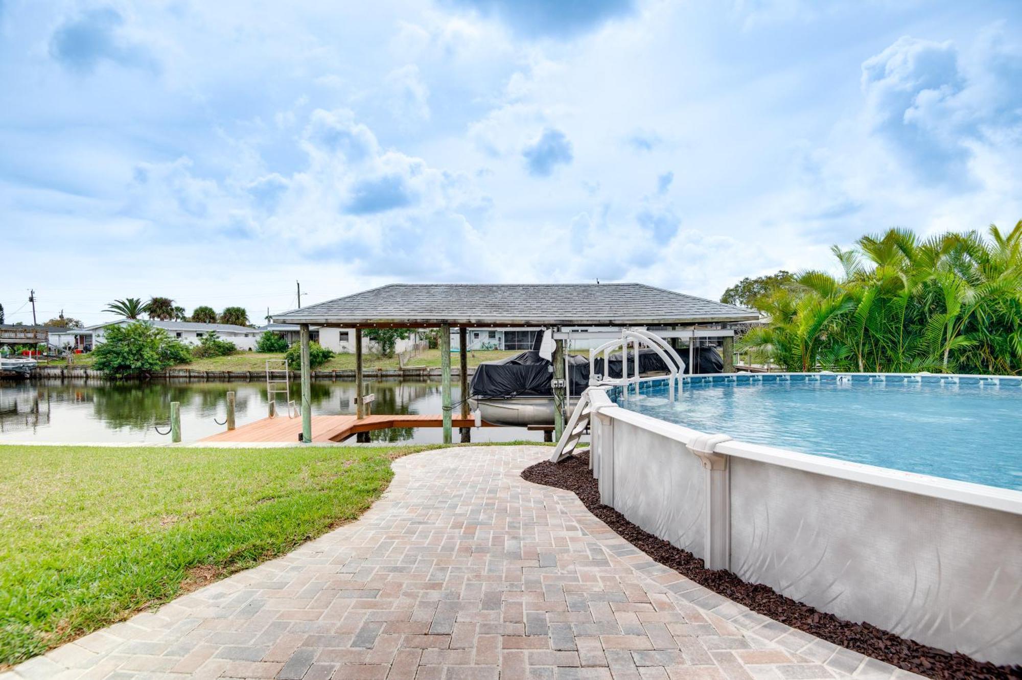 Spacious Waterfront Home In Merritt Island With Pool Exterior photo